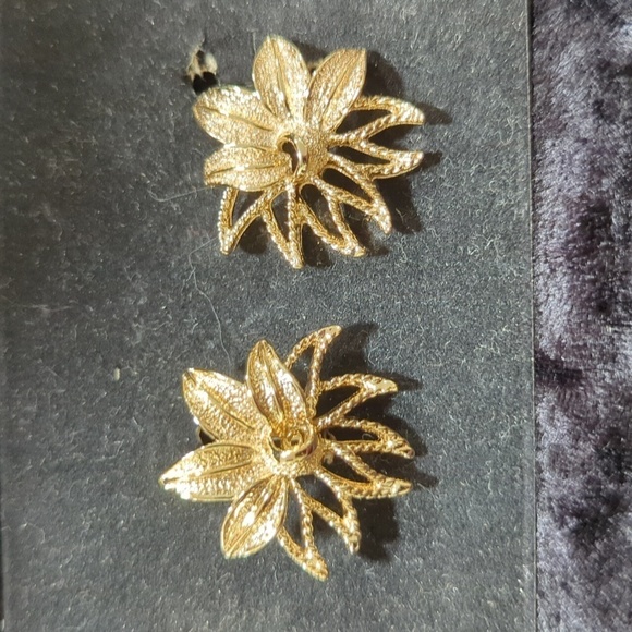 Sarah Coventry 1969 Demi-Flower Vtg. Gold Tone Flower Brooch & Clip-On Earrings - Picture 3 of 9